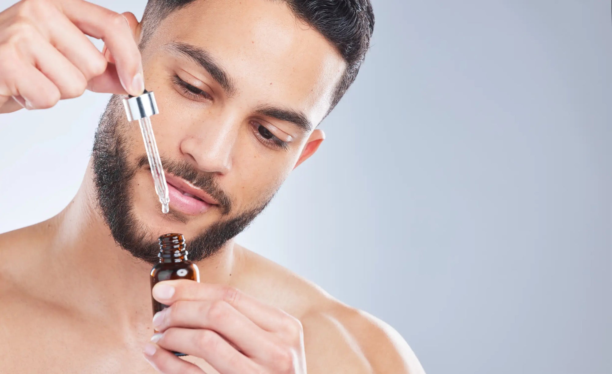 Mann som bruker serum med Niacinamid